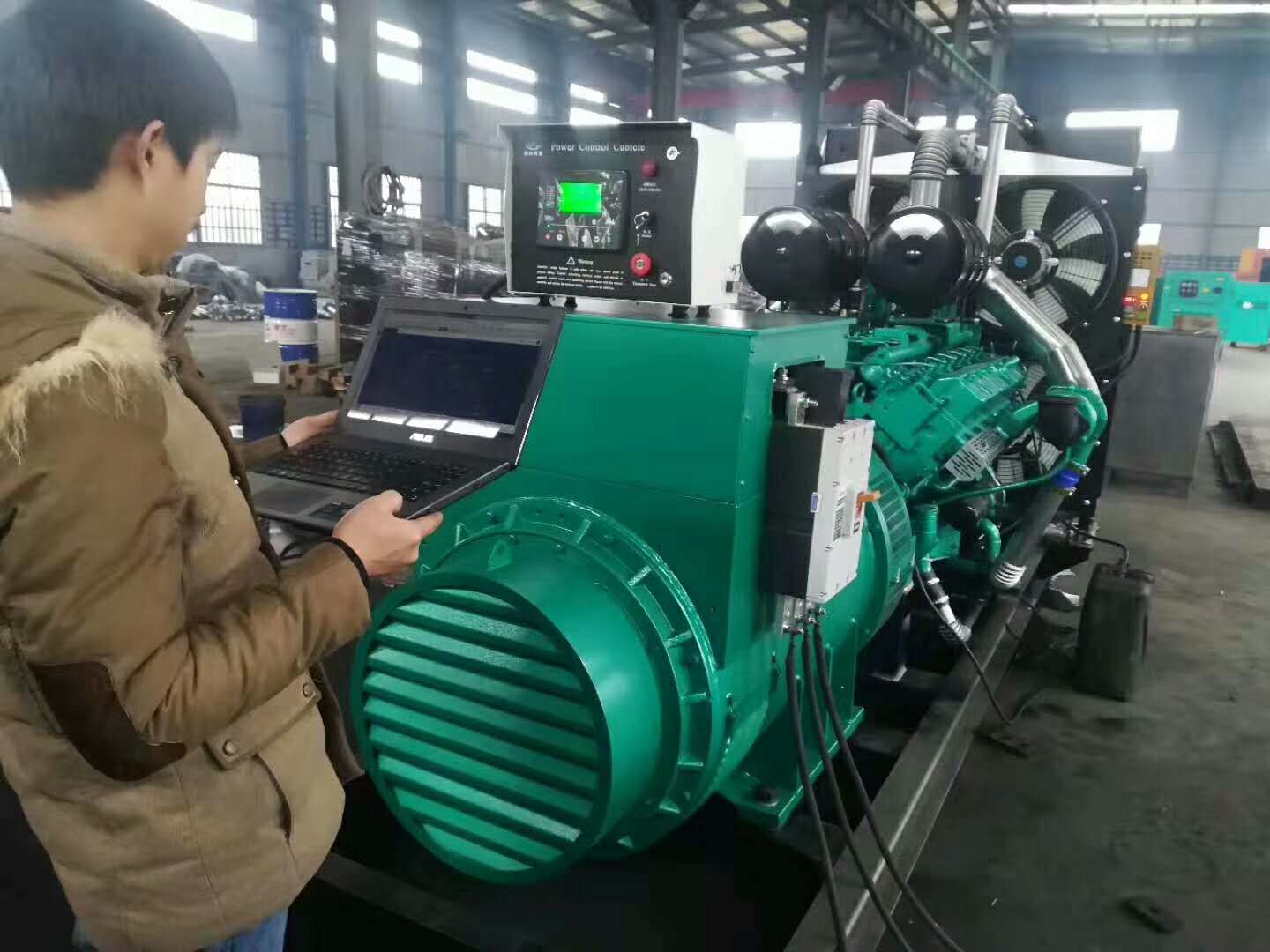 明邦工作人員正在進行安裝800kw通柴發(fā)電機2